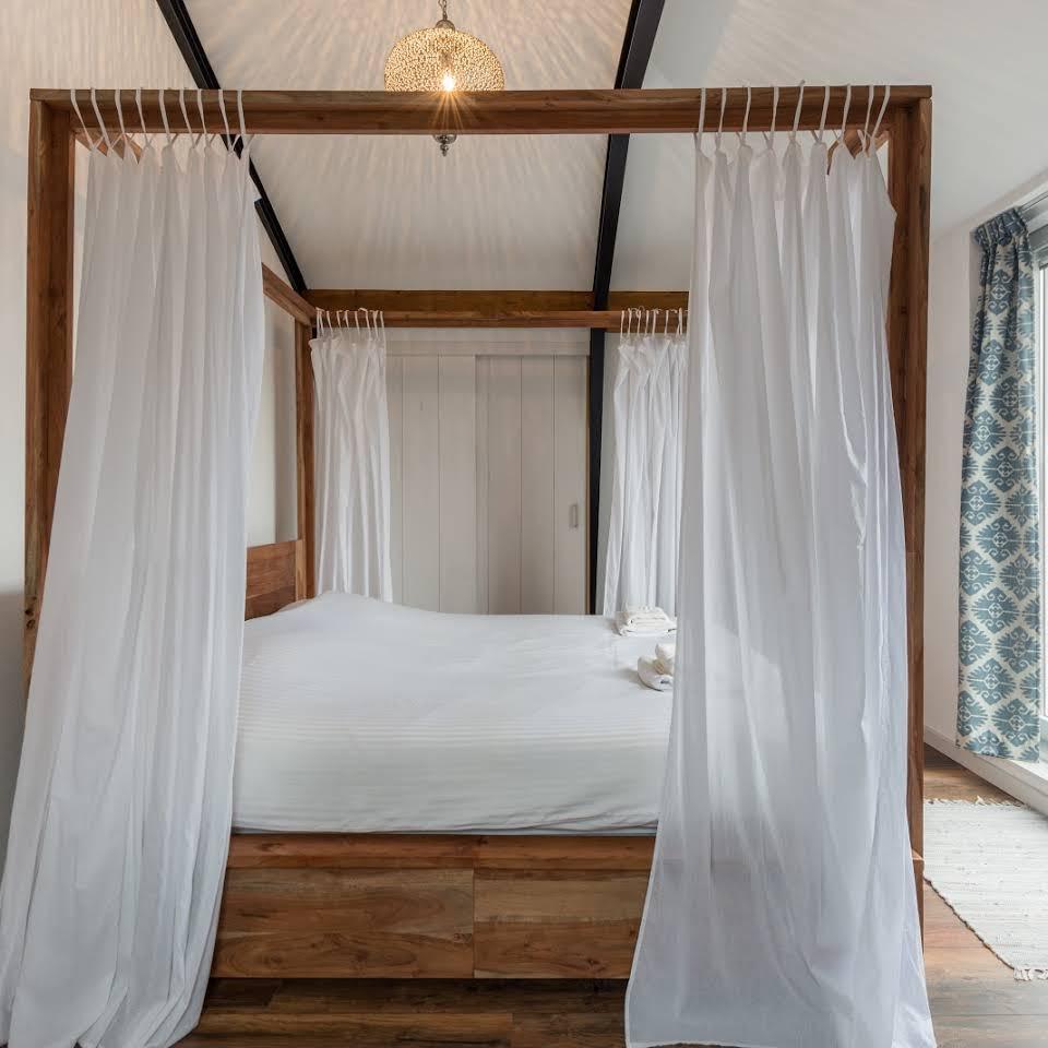 Bed met gordijnen